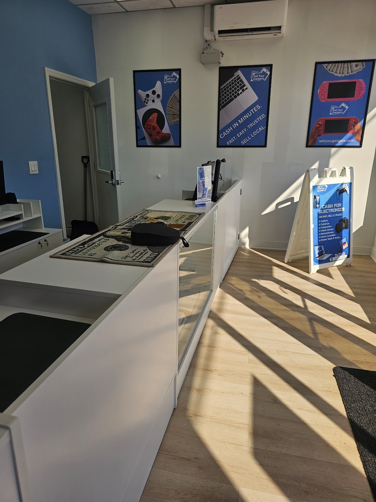 Sell Your Gadgets storefront in Bellerose, NY, interior