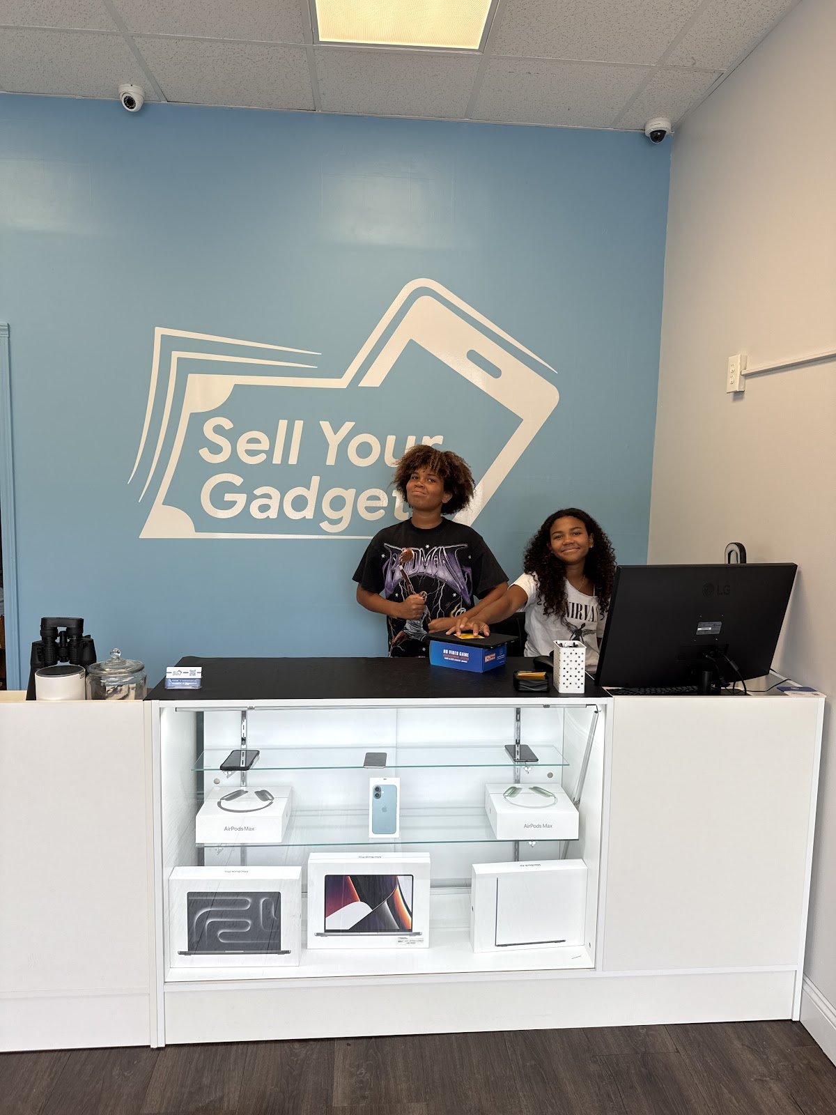 Sell Your Gadgets storefront in Buffalo, NY, interior