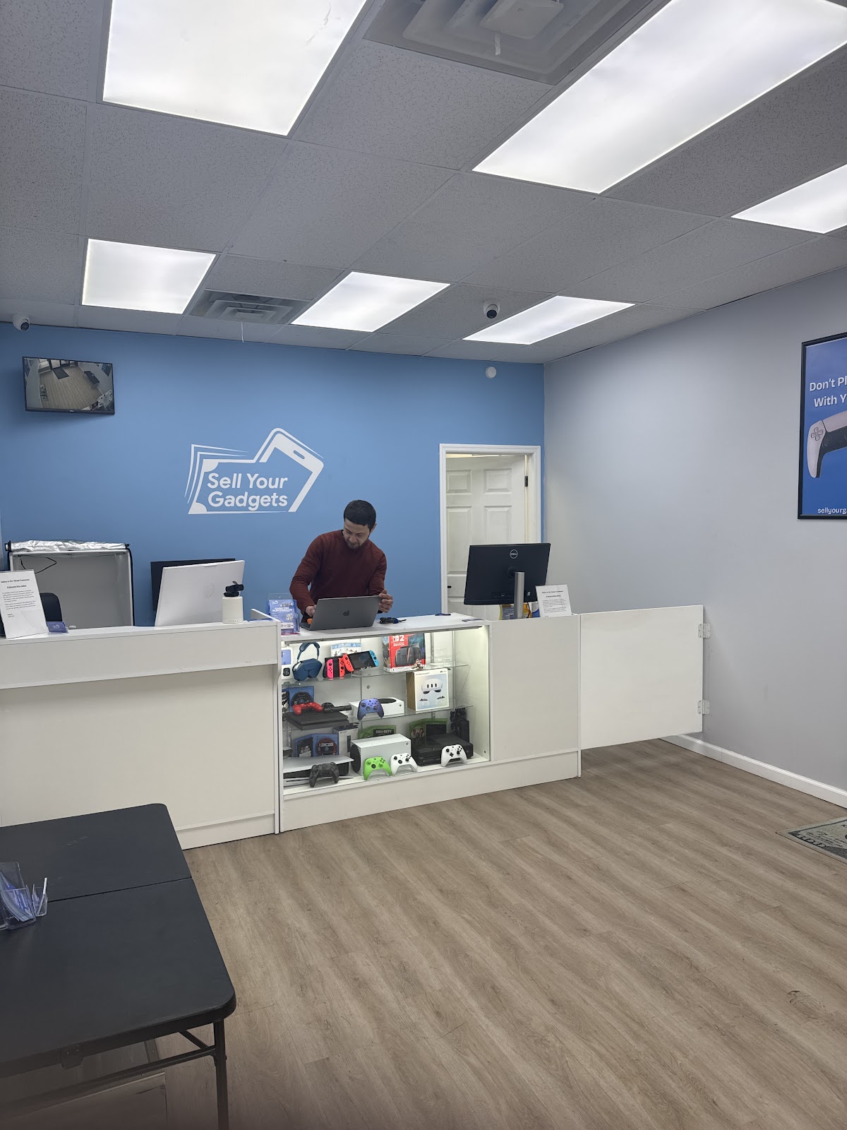 Sell Your Gadgets storefront in Irvington, NJ, interior