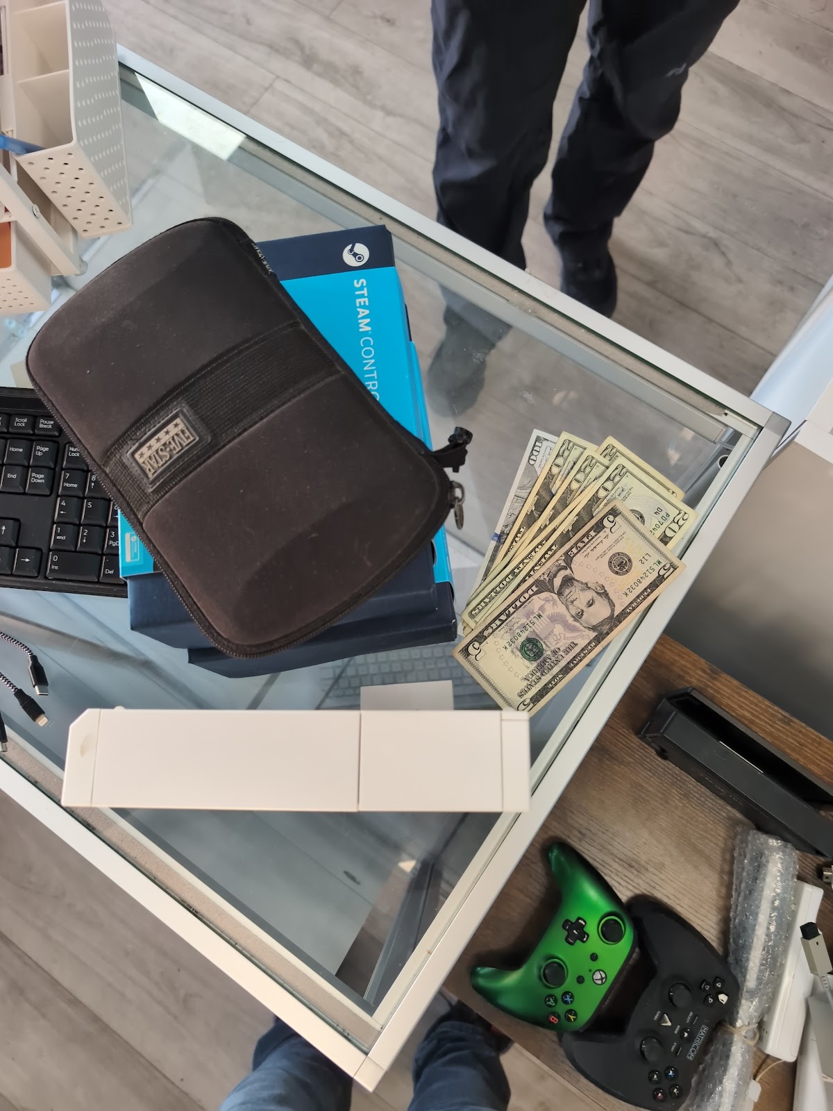 Sell Your Gadgets storefront in Forest Hills, NY, interior