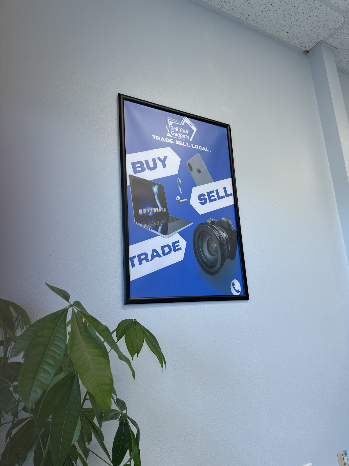 Sell Your Gadgets storefront in Naples, FL, interior